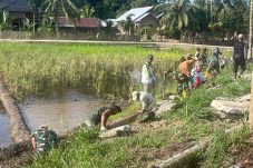 Yonzipur 17/AD Laksanakan Pembersihan Irigasi di Desa Teupin Banja, Dukung Percepatan Penanggulangan Bencana