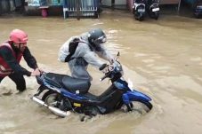 Banjir MT Haryono Balikpapan, Banyak Kendaraan Mogok Brimob Sigap Bantu Evakuasi