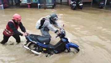 Banjir MT Haryono Balikpapan, Banyak Kendaraan Mogok Brimob Sigap Bantu Evakuasi