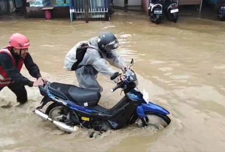 Banjir MT Haryono Balikpapan, Banyak Kendaraan Mogok Brimob Sigap Bantu Evakuasi