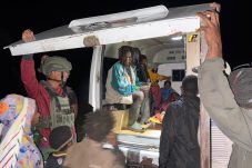 Bahu-Membahu Demi Kemanusiaan, Satgas Yonif 613/Raja Alam Evakuasi Warga Sakit di Purbalo