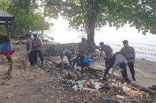 Tindak Lanjuti Arahan Presiden Prabowo, Batalyon A Brimob Kaltim Bersihkan Pantai Stalkuda