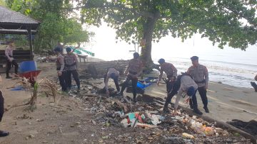 Tindak Lanjuti Arahan Presiden Prabowo, Batalyon A Brimob Kaltim Bersihkan Pantai Stalkuda