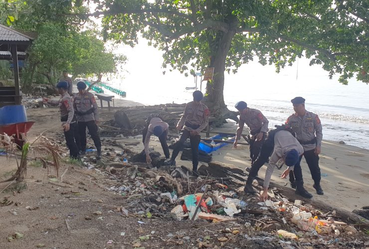 Tindak Lanjuti Arahan Presiden Prabowo, Batalyon A Brimob Kaltim Bersihkan Pantai Stalkuda