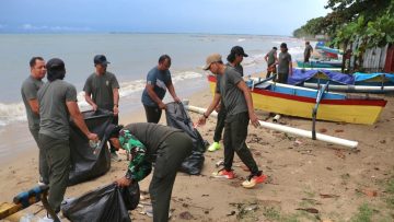 ​Respons Cepat Arahan Presiden, Deninteldam VI/Mulawarman “Serbu” sampah di Pantai Enggang Borneo