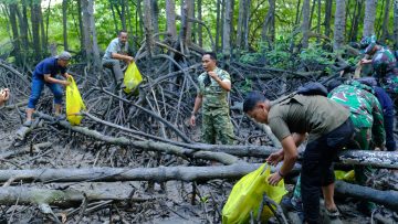 Tindak Lanjut Arahan Presiden, Pendam VI/Mlw dan Yonzipur 17/AD Bersihkan Kawasan Wisata Mangrove