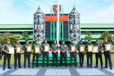Apresiasi Prajurit Berprestasi, Pangdam VI/Mulawarman Berikan Penghargaan