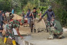 Dan SSK Kapten Inf Firdaus Turun Langsung Bantu Semenisasi Jalan di Kampung Linggang Amer