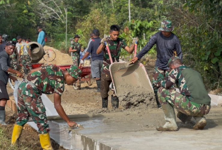 Dan SSK Kapten Inf Firdaus Turun Langsung Bantu Semenisasi Jalan di Kampung Linggang Amer