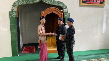 Ramadhan, Batalyon A Brimob Kaltim Bagi Mushaf Al-Qur’an