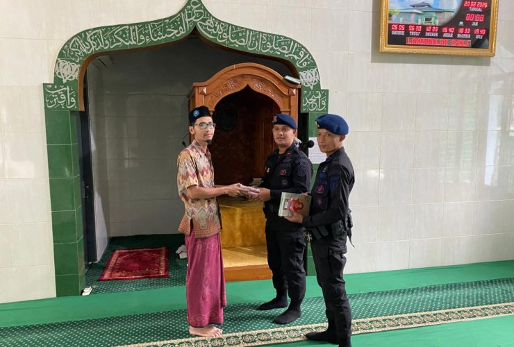 Ramadhan, Batalyon A Brimob Kaltim Bagi Mushaf Al-Qur’an