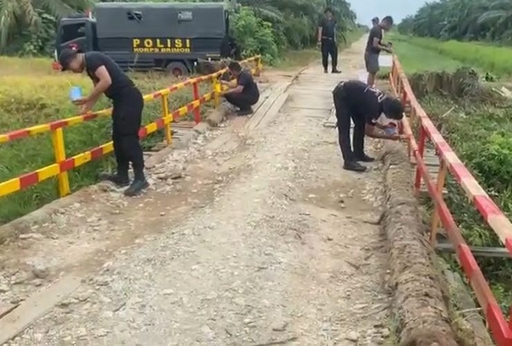 Brimob Polda Kaltim Lakukan Revitalisasi Jembatan di Penajam Paser Utara