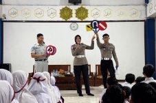 Polantas Menyapa, Ditlantas Polda Kaltim Edukasi Keselamatan Lalu Lintas Sejak Dini di SDIT Al-Auliya Balikpapan