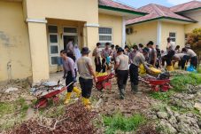 Terus Bergerak dalam Aksi Kemanusiaan, Personel BKO Sat Brimob Polda Kaltim Gelar Kerja Bakti di Puskesmas Babah Buloh Aceh Utara