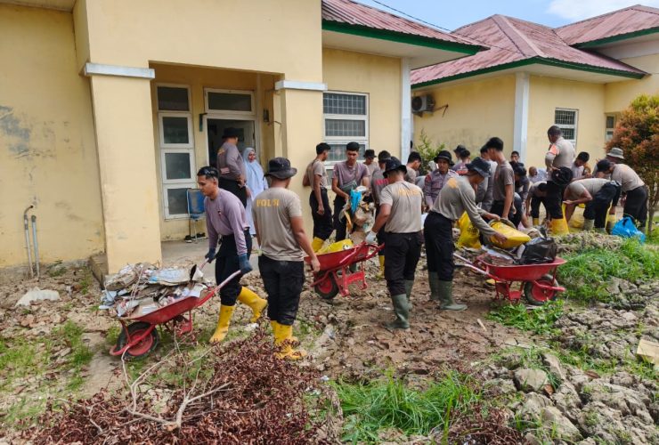 Terus Bergerak dalam Aksi Kemanusiaan, Personel BKO Sat Brimob Polda Kaltim Gelar Kerja Bakti di Puskesmas Babah Buloh Aceh Utara
