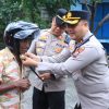 Aksi Humanis Operasi Keselamatan Semeru, Kapolres Gresik Bagikan Helm Gratis Pengemudi Becak Listrik