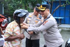 Aksi Humanis Operasi Keselamatan Semeru, Kapolres Gresik Bagikan Helm Gratis Pengemudi Becak Listrik