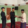 Jelang Ramadan, Brimob Bagikan Al-Qur’an ke Mushola Al Ikhwan Balikpapan