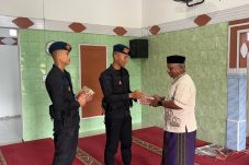 Jelang Ramadan, Brimob Bagikan Al-Qur’an ke Mushola Al Ikhwan Balikpapan