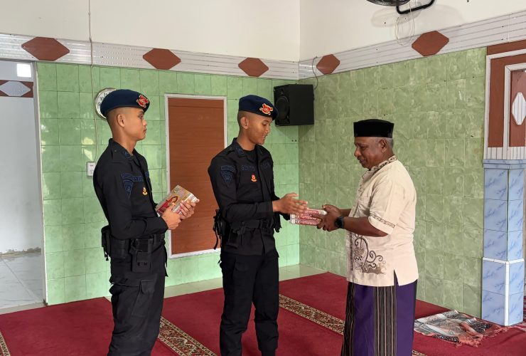 Jelang Ramadan, Brimob Bagikan Al-Qur’an ke Mushola Al Ikhwan Balikpapan