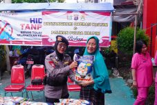 Ratusan Karung Beras Disalurkan Polwan Brimob Bersama Bhayangkari Daerah Kaltim Kepada Warga Gunung Sari Ilir