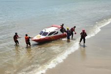 Tim SAR Brimob Intensifkan Operasi Hari Ketiga Pencarian Korban Tenggelam di Pantai Seraya