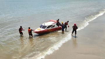 Tim SAR Brimob Intensifkan Operasi Hari Ketiga Pencarian Korban Tenggelam di Pantai Seraya