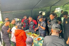 Perkuat Sinergi, Satgas Damai Cartenz dan TNI Rajut Kebersamaan di Puncak Jaya