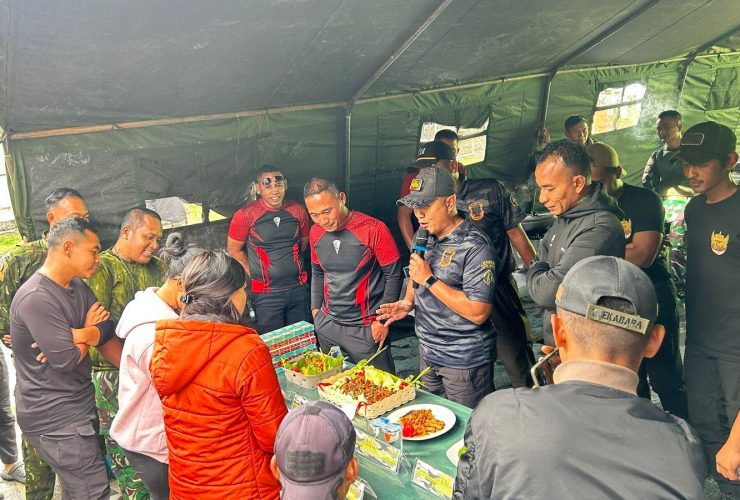 Perkuat Sinergi, Satgas Damai Cartenz dan TNI Rajut Kebersamaan di Puncak Jaya