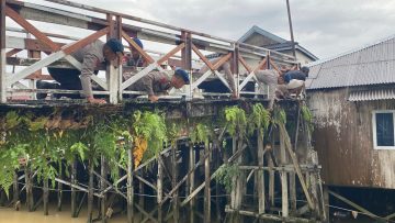 Brimob dan Masyarakat Kompak Revitalisasi Jembatan di Kel. Damai Balikpapan
