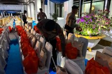 Personel Detasemen Gegana Brimob Polda Kaltim Laksanakan Sterilisasi di Kantor Wali Kota Balikpapan