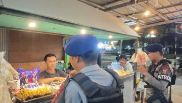 Jaga Ka mtibmas Malam Hari, Patroli Brimob Samarinda Sambangi Objek Vital di Palaran dan Sambutan