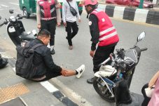 Quick Respon Batalyon A Brimob Kaltim Bantu Evakuasi Laka Lantas di Jl. Jend. Sudirman Stalkuda