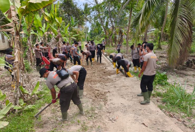 Pulihkan Akses Jalan Desa, Personel BKO Brimob Kaltim Bersihkan Lumpur dan Pohon Tumbang di Sawang Aceh Utara