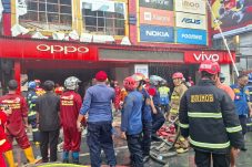 Gerak Cepat Tim Respon Bencana Brimob Kaltim Tangani Kebakaran di Toko Surya Phone Samarinda