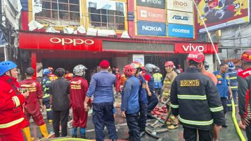 Gerak Cepat Tim Respon Bencana Brimob Kaltim Tangani Kebakaran di Toko Surya Phone Samarinda