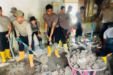 Sinergi di Serambi Mekkah, Personel BKO Brimob Kaltim Bersihkan Lumpur di Asrama Polsek Muara Batu