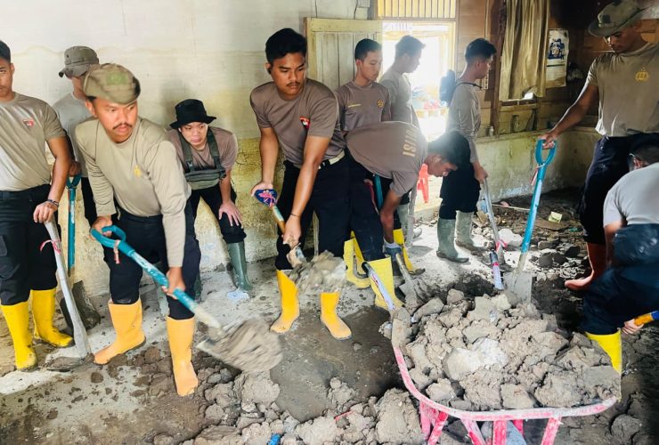 Sinergi di Serambi Mekkah, Personel BKO Brimob Kaltim Bersihkan Lumpur di Asrama Polsek Muara Batu