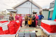 Tebar Kepedulian, Polwan Ditreskrimsus Polda Kaltim dan Bhayangkari Berbagi di Masjid Baitul Izza Balikpapan