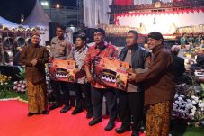 Polda Kaltim Bagikan Doorprize Hingga Paket Umrah pada Pagelaran Wayang Kulit Polri di BSCC Dome Balikpapan