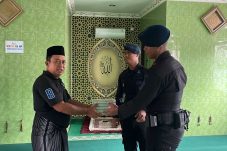 Batalyon A Pelopor Satbrimob Polda Kaltim Perkuat Silaturahmi, Salurkan Al-Qur’an ke Mushola Baiturrahman Balikpapan