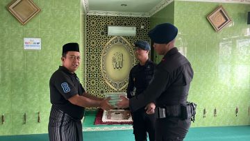 Batalyon A Pelopor Satbrimob Polda Kaltim Perkuat Silaturahmi, Salurkan Al-Qur’an ke Mushola Baiturrahman Balikpapan