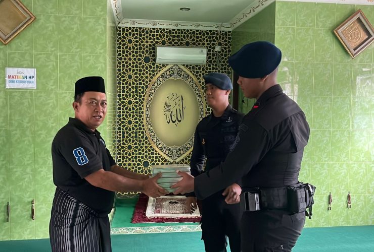 Batalyon A Pelopor Satbrimob Polda Kaltim Perkuat Silaturahmi, Salurkan Al-Qur’an ke Mushola Baiturrahman Balikpapan