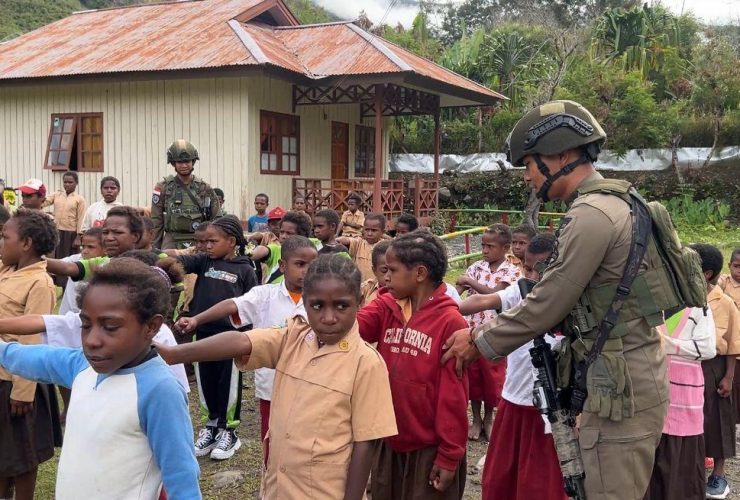 Satgas Ops Damai Cartenz 2026 Latih Disiplin dan Karakter Siswa SD Dondobaga di Mulia