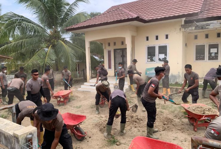 Brimob Polda Kaltim Bersihkan Posyandu Terdampak Bencana di Aceh Utara