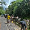 Brimob Polda Kaltim Revitalisasi Jembatan Sungai Lungau di Kutai Barat