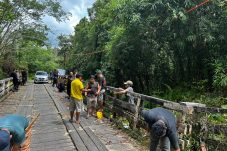 Brimob Polda Kaltim Revitalisasi Jembatan Sungai Lungau di Kutai Barat