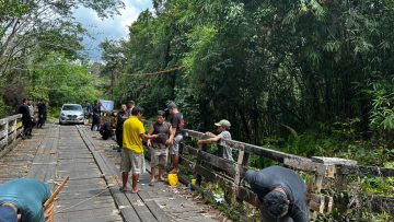Brimob Polda Kaltim Revitalisasi Jembatan Sungai Lungau di Kutai Barat