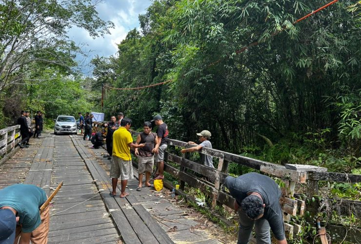 Brimob Polda Kaltim Revitalisasi Jembatan Sungai Lungau di Kutai Barat