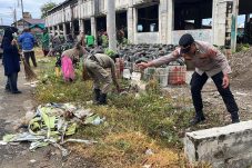 Aksi Nyata di Tanah Rencong: Satbrimob Polda Kaltim Bersihkan Pantai TPI Pusong dan Ujong Blang